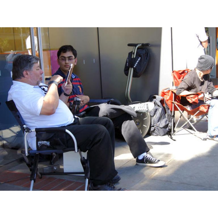 Steve Wozniak ex socio de Steve Jobs acamp esperando la venta del iPhone 4S