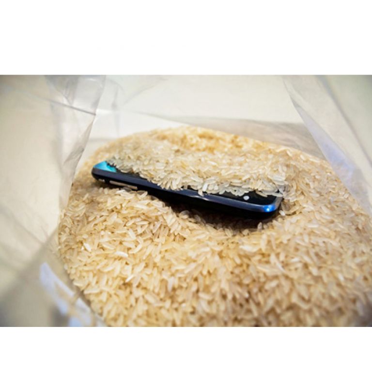 Nokia asegura que lo mejor para secar un teléfono es sumergirlo en arroz.
