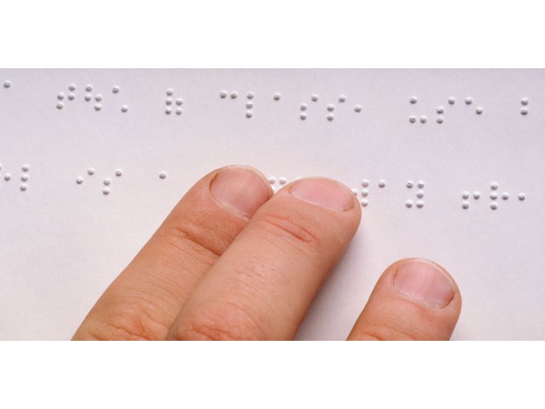 Desarrollan anteojos para ciegos que les permiten ver su entorno en Braille